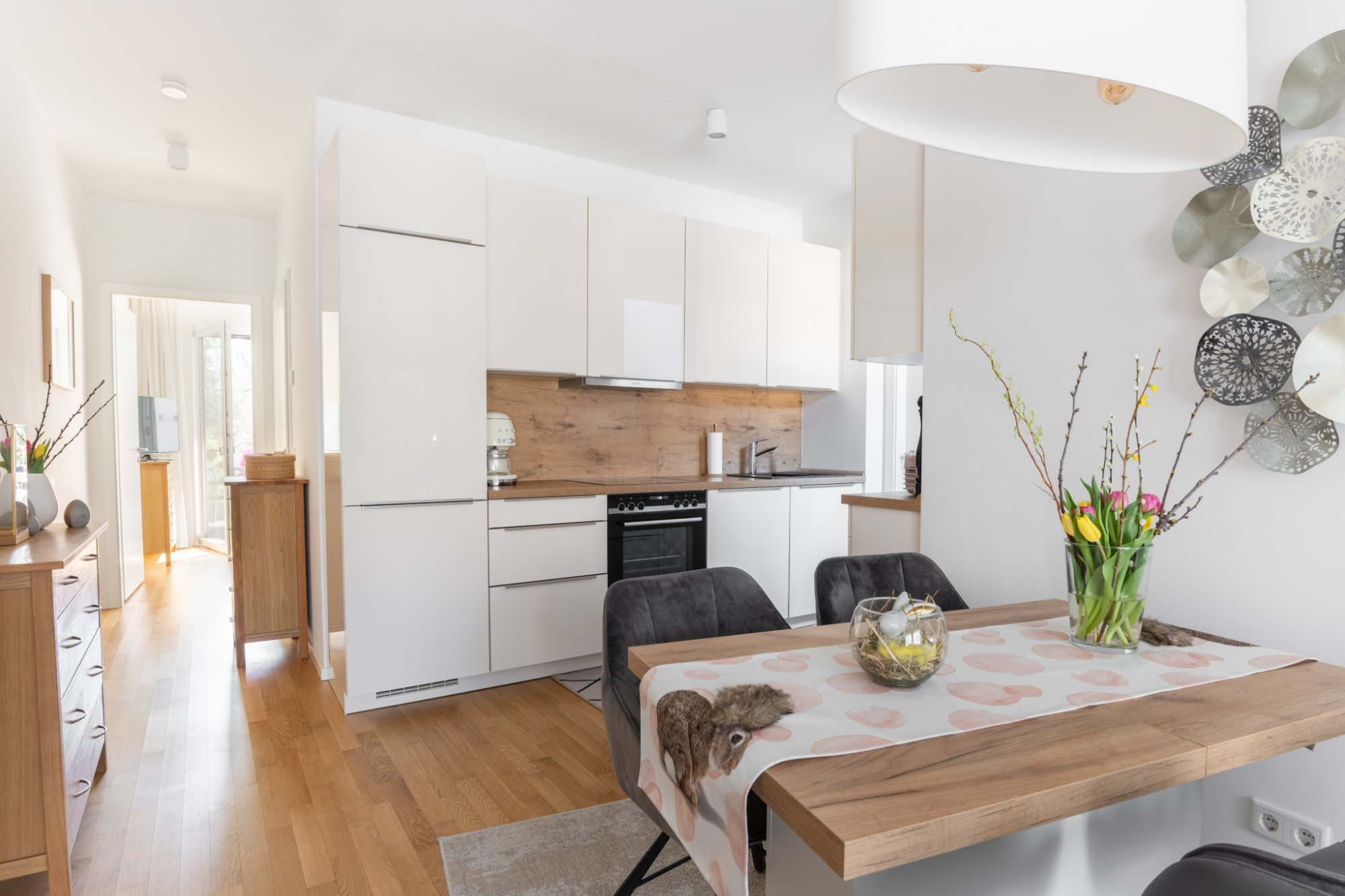 Light apartment, kitchen with tulips on the table