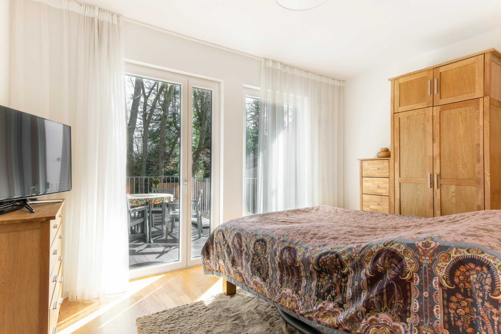 Light apartment, bedroom with patterned bedspread