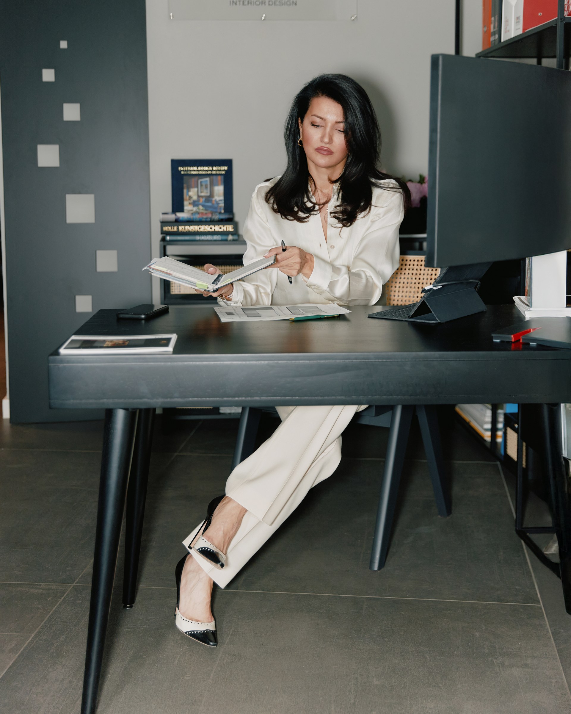 Signature portrait, at the desk, studio sign