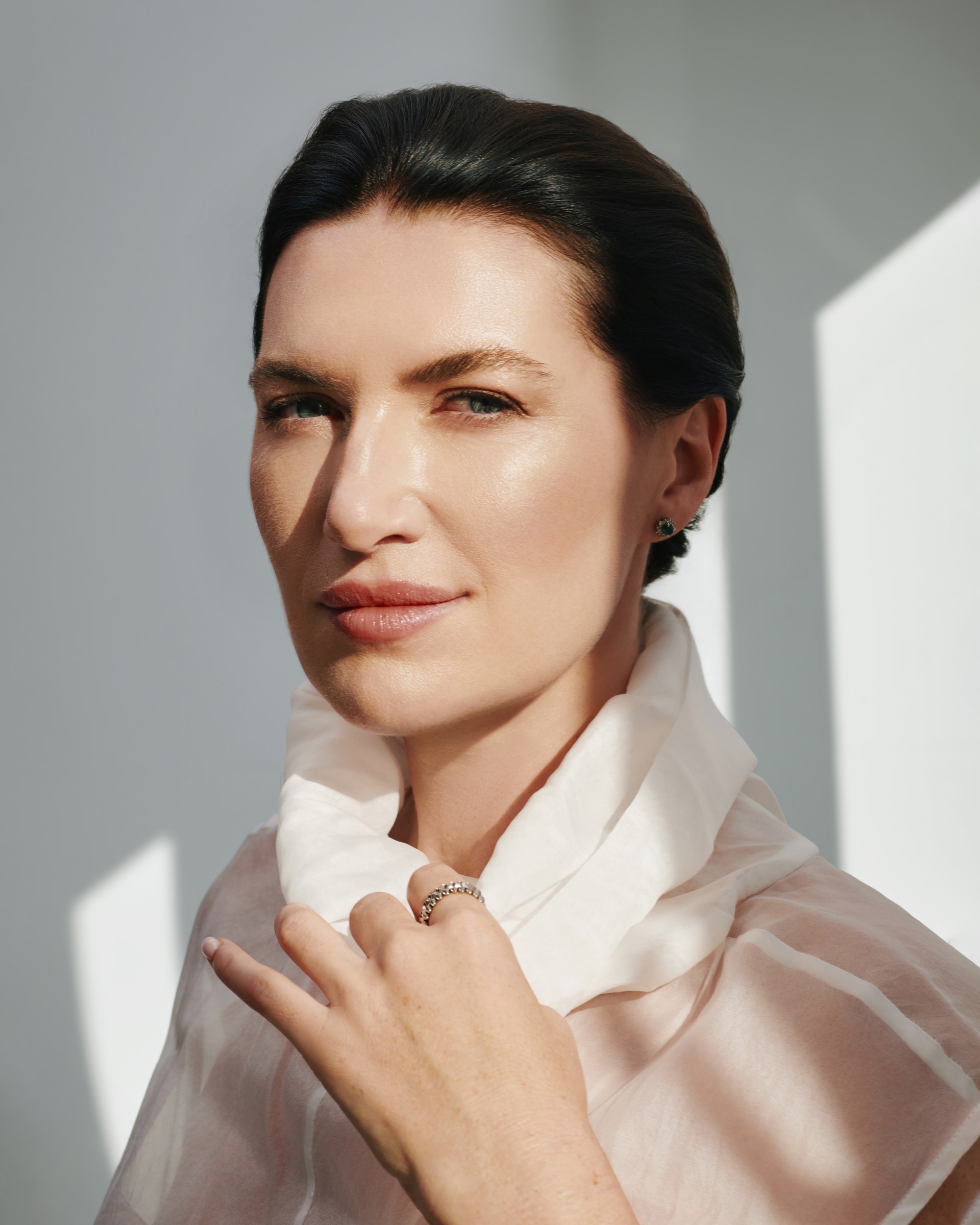 Signature portrait, close-up, soft daylight