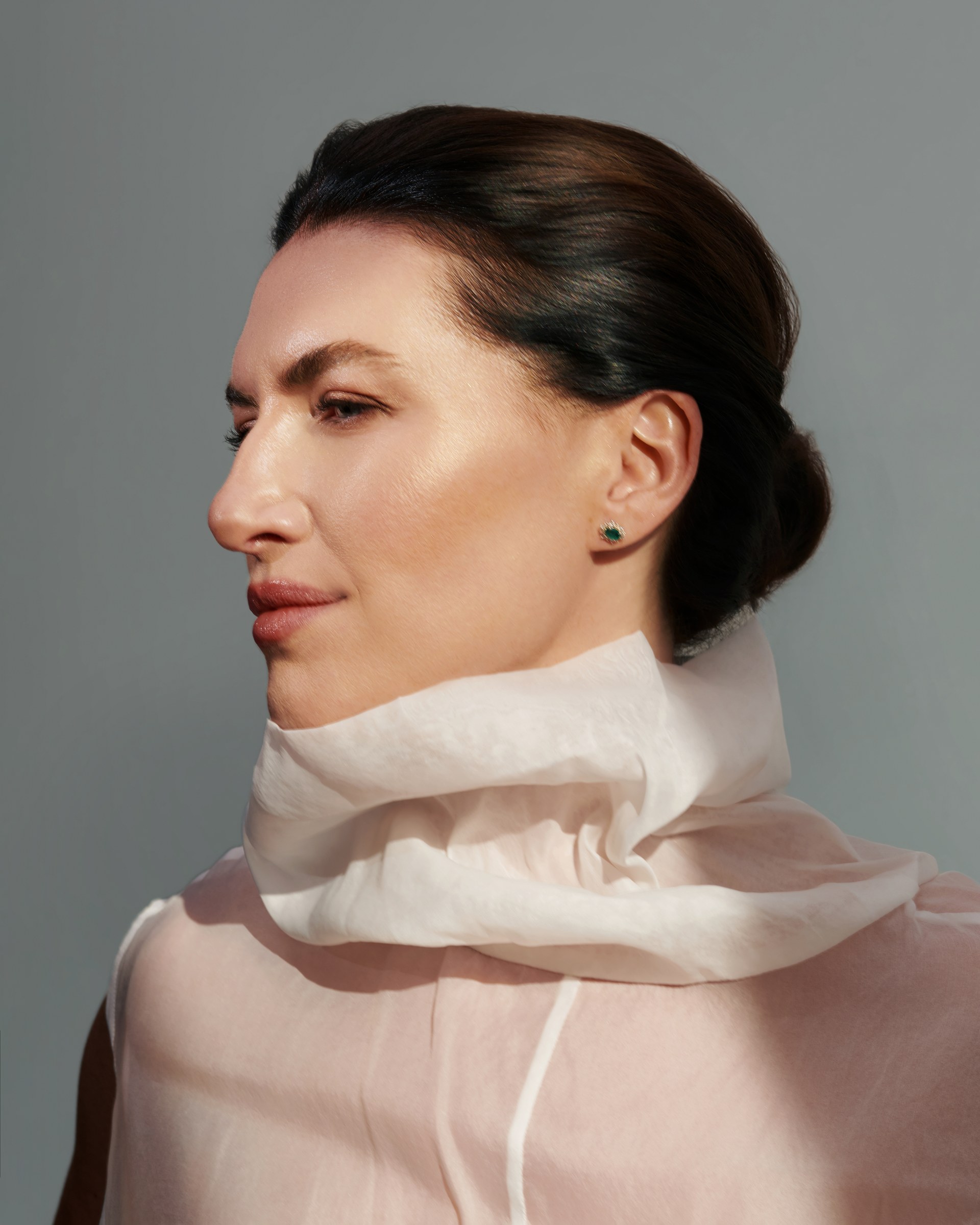 Signature portrait, profile, soft daylight