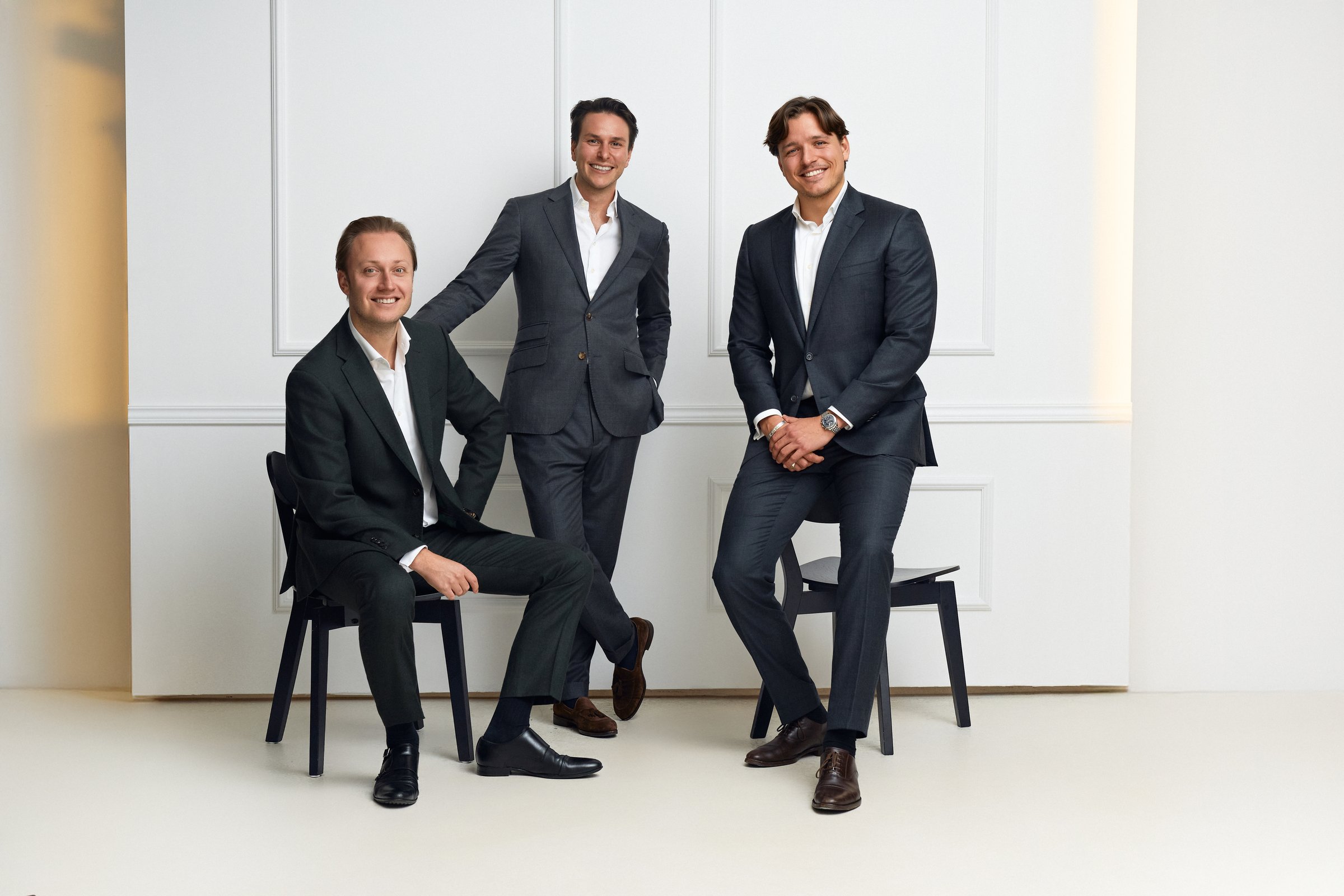 Studio portrait, group, light background
